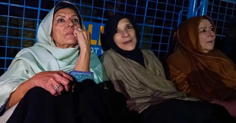 ইমরান খানের তিন বোনসহ ৪০০ জনের বিরুদ্ধে মামলা